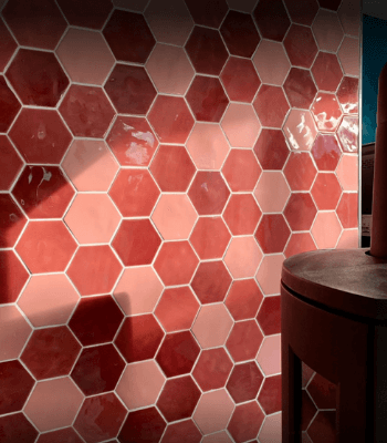 Hexagon tegels muur rood